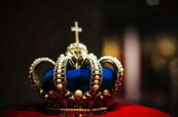 gold and blue crown